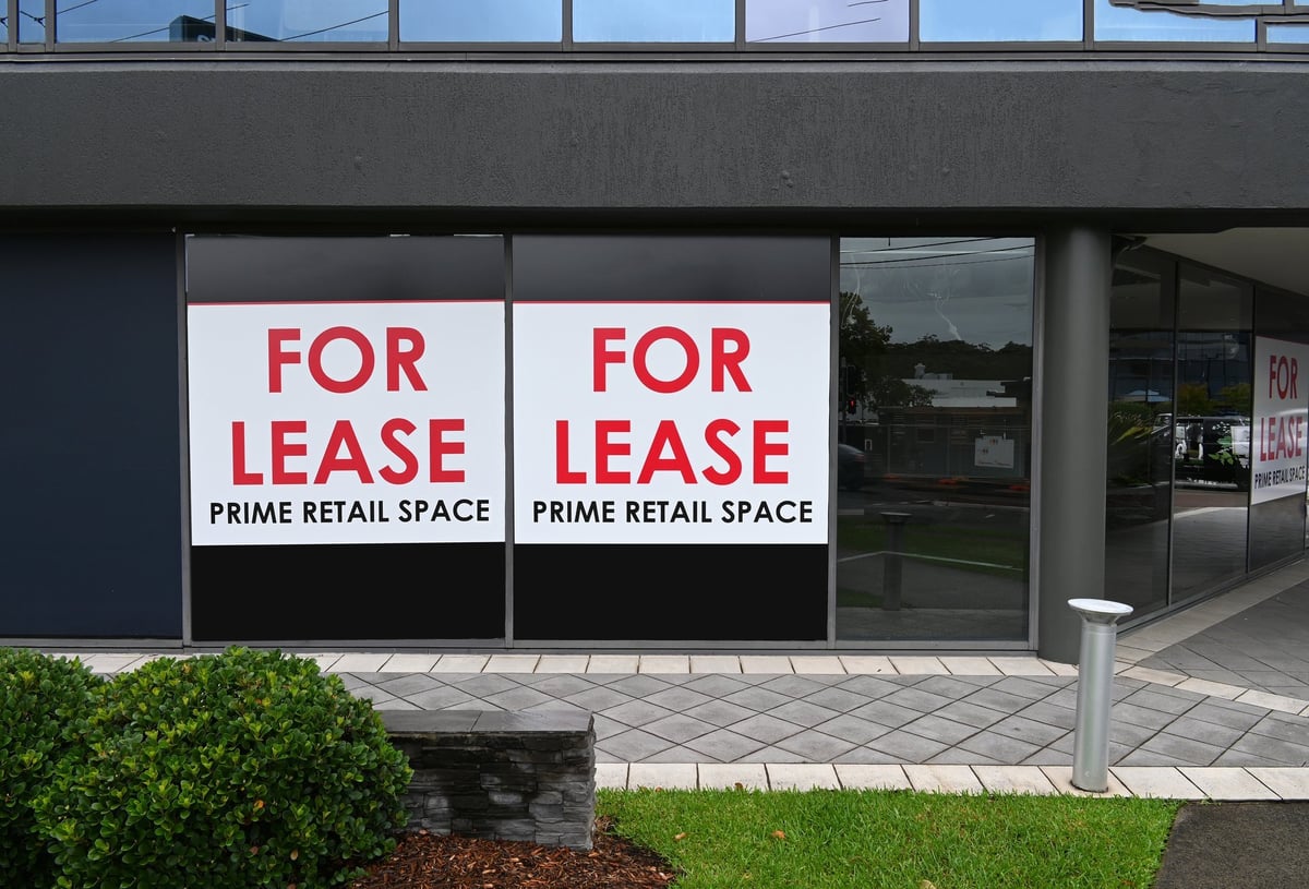 How much does a commercial lease cost UK businesses shown by a commercial property for lease sign in a shop window