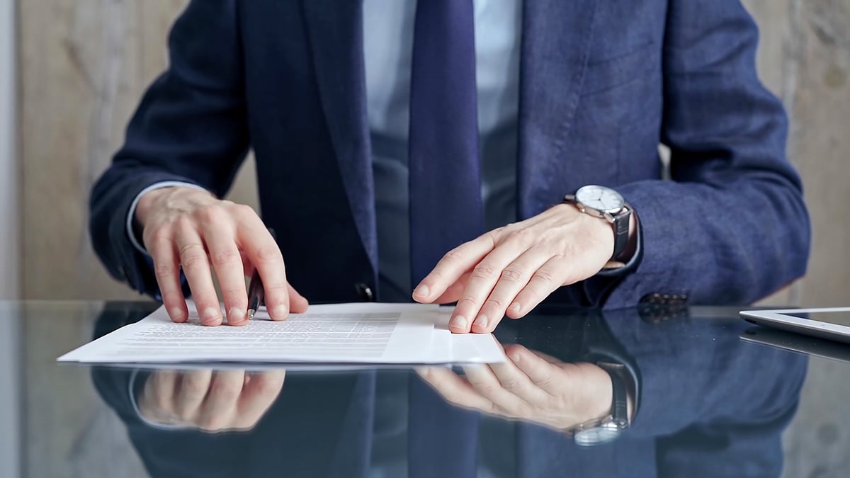 Business tenant receiving commercial lease legal advice from a commercial lease solicitor