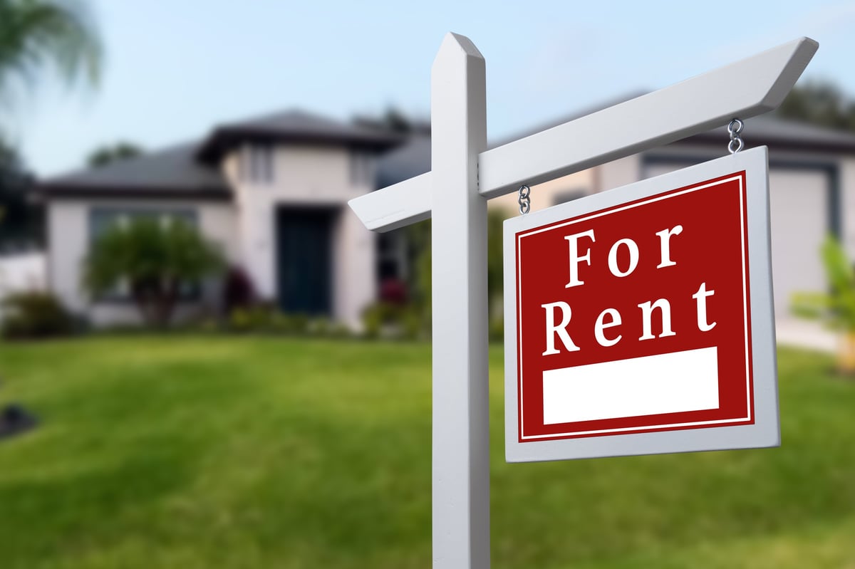 Cost of renting commercial property in the UK shown by a commercial property to let sign