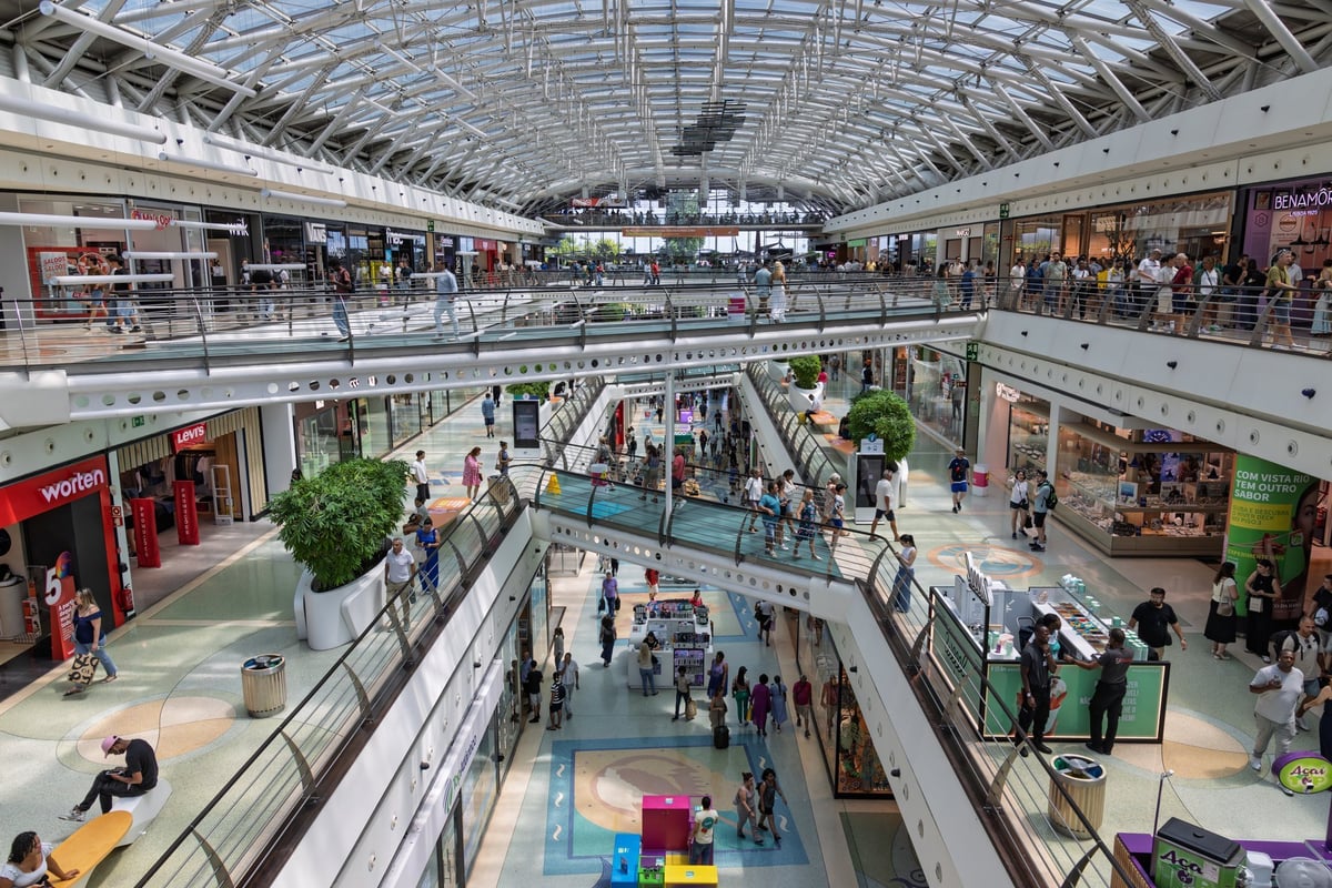 Commercial lease solicitors for national retailers advising clients on retail store lease agreements across busy shopping centres in England and Wales