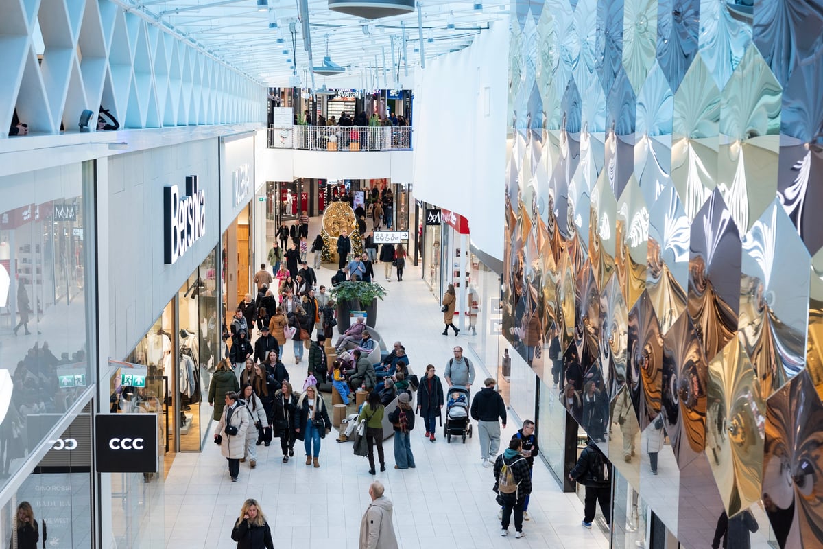 Commercial lease solicitors for shopping centres advising retail destination owners, shopping centre investors and managing agents on anchor tenant leases, service charge frameworks, turnover rent provisions and retail unit management across England and Wales