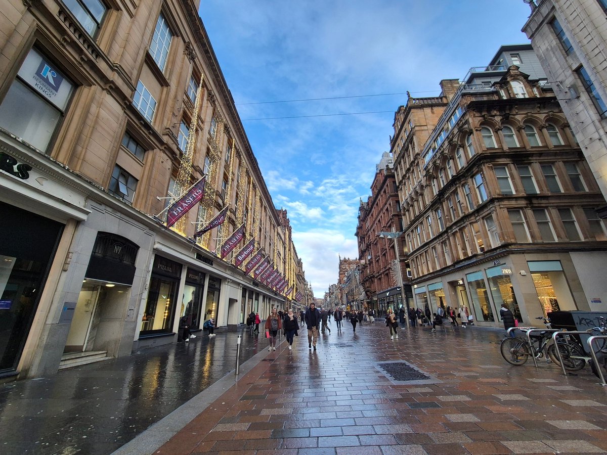 National retailers receiving commercial lease solicitor advice on high street retail store portfolios across England and Wales